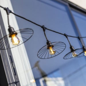 Guirlianda Šviesos Išorinis su Plieniniu Gaubtu ir Gijų Lempute - Chic Cage Light - Lumisky