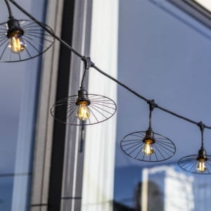 Guirlianda Šviesos Išorinis su Plieniniu Gaubtu ir Gijų Lempute - Chic Cage Light - Lumisky